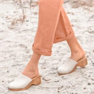 NWT Womens Low Heel Trending Ruby Style Vegan Leather Clogs In Praline Beige
